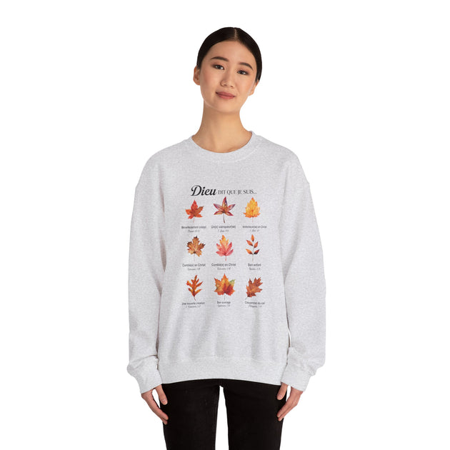 Une femme porte un sweat-shirt gris chiné orné d'un motif de feuilles et de textes bibliques.