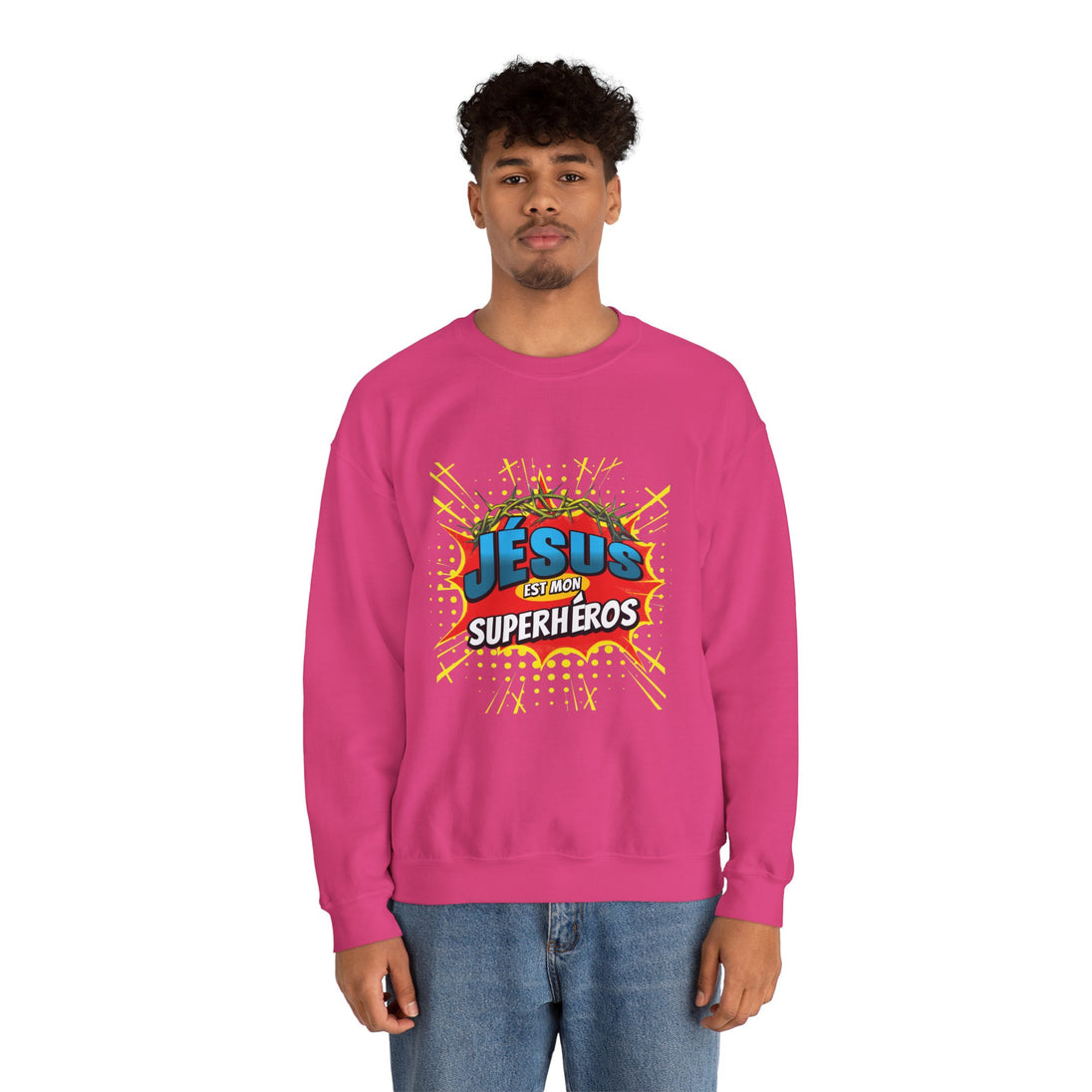 Un homme porte un sweatshirt rose avec l'inscription Jésus est mon superhéros en style comics.