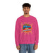 Un homme porte un sweatshirt rose avec l'inscription Jésus est mon superhéros en style comics.