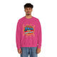 Un homme porte un sweatshirt rose avec l'inscription Jésus est mon superhéros en style comics.