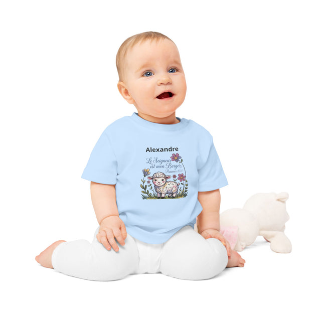 Bébé porte un t-shirt bleu clair personnalisé avec un agneau et le texte Le Seigneur est mon Berger.