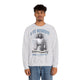 Un homme porte un sweatshirt gris chiné avec une illustration religieuse et le texte Il est ressuscité.