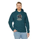 Un homme porte un sweat à capuche bleu pétrole avec une illustration de corbeau et des roses.