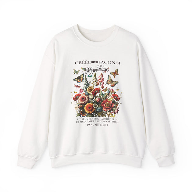 Sweat-shirt blanc pour femme orné d'un imprimé floral, de papillons et d'un verset biblique.