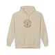 Sweat à capuche beige avec un motif central représentant une main rouge entourée d'épines.