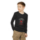 Un enfant porte un t-shirt noir à manches longues avec un motif chrétien représentant un cœur.