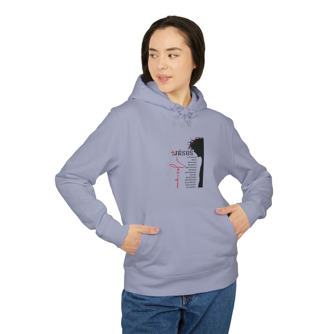 Une femme porte un sweat à capuche bleu clair avec une inscription religieuse sur la poitrine.