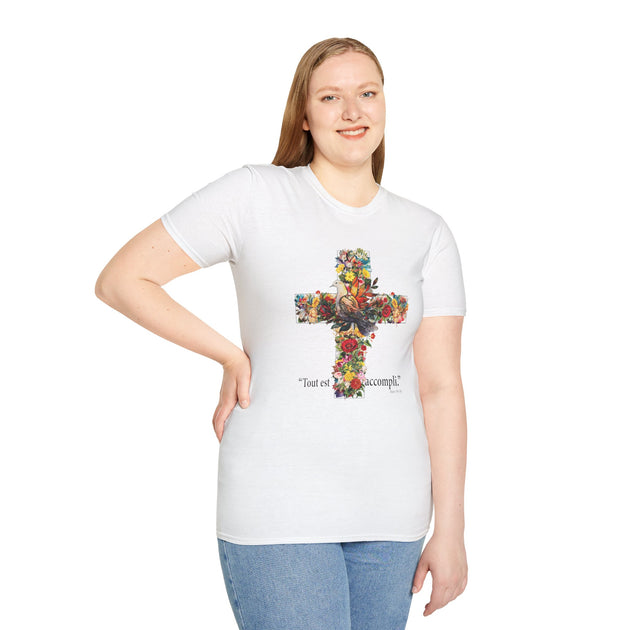 T-shirt gris pour femme avec une croix fleurie et l'inscription Tout est accompli.