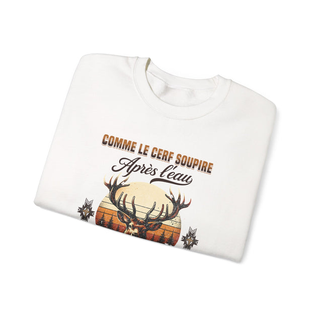 Sweat-shirt blanc plié avec une illustration de cerf et le texte Comme le cerf soupire après l'eau.