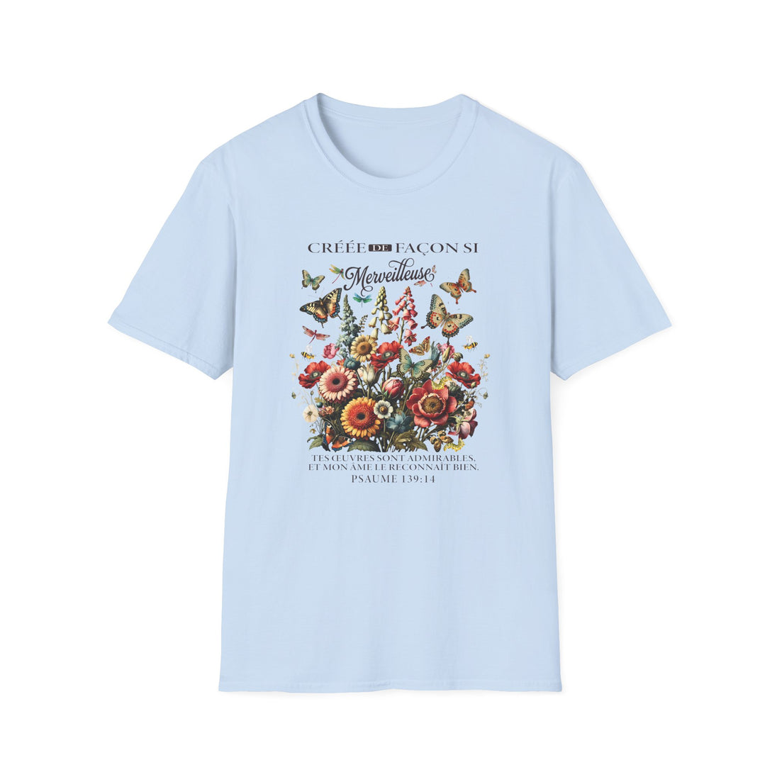 T-shirt bleu clair pour femme avec un imprimé floral, des papillons et un verset biblique.