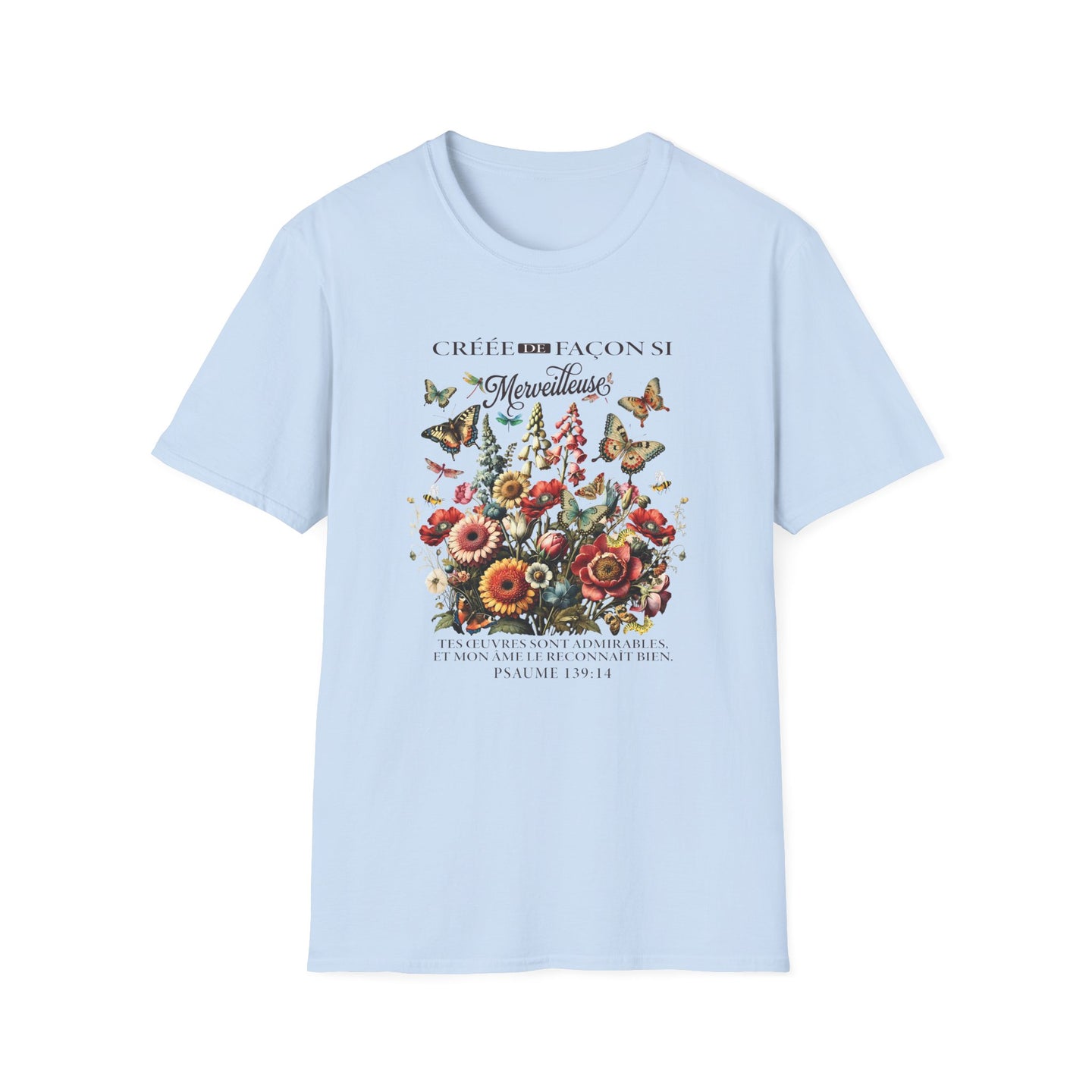 T-shirt bleu clair pour femme avec un imprimé floral, des papillons et un verset biblique.
