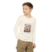 Un enfant porte un t-shirt blanc à manches longues orné d'un motif floral et de papillons.