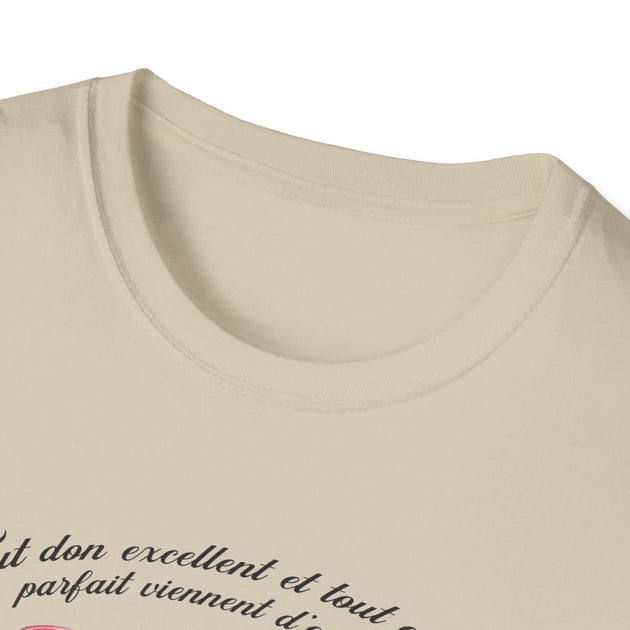 T-shirt beige pour femme avec une inscription calligraphiée en noir sur le bas.