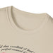 T-shirt beige pour femme avec une inscription calligraphiée en noir sur le bas.