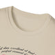 T-shirt beige pour femme avec une inscription calligraphiée en noir sur le bas.