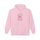 Sweat à capuche rose pâle avec un motif de nœud vichy et une inscription religieuse sur le torse.
