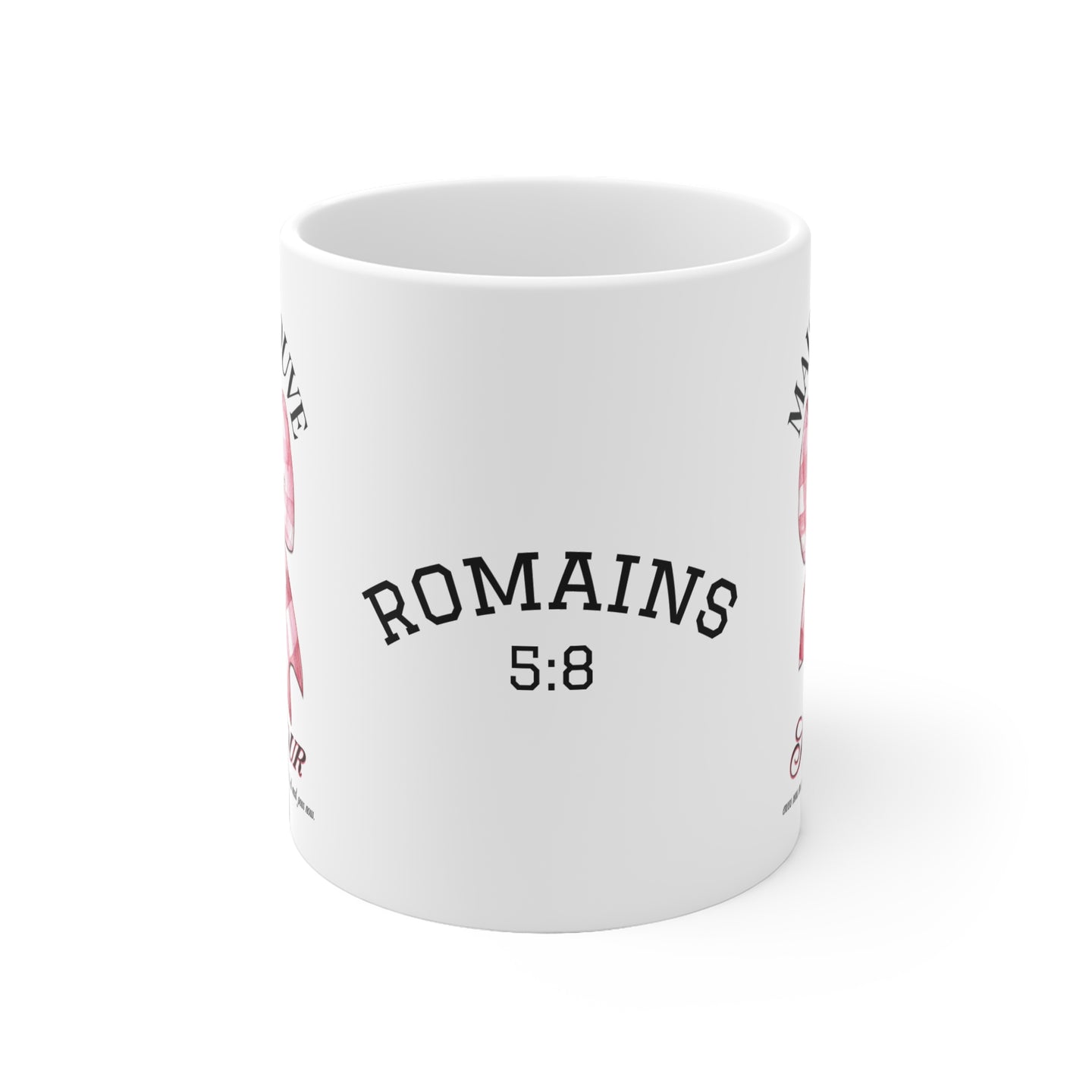 Mug blanc en céramique avec le texte Romains 5:8 et un motif vichy rose.