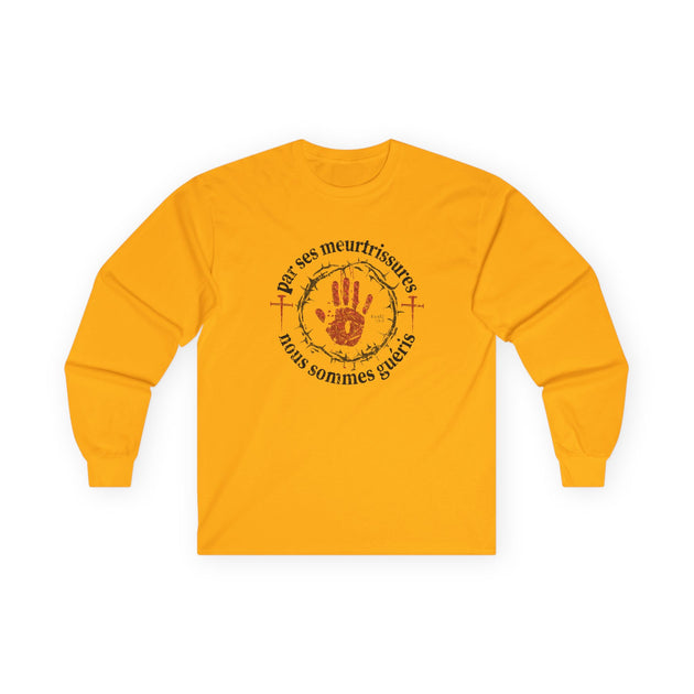 T-shirt jaune à manches longues avec un motif religieux centré sur la poitrine.