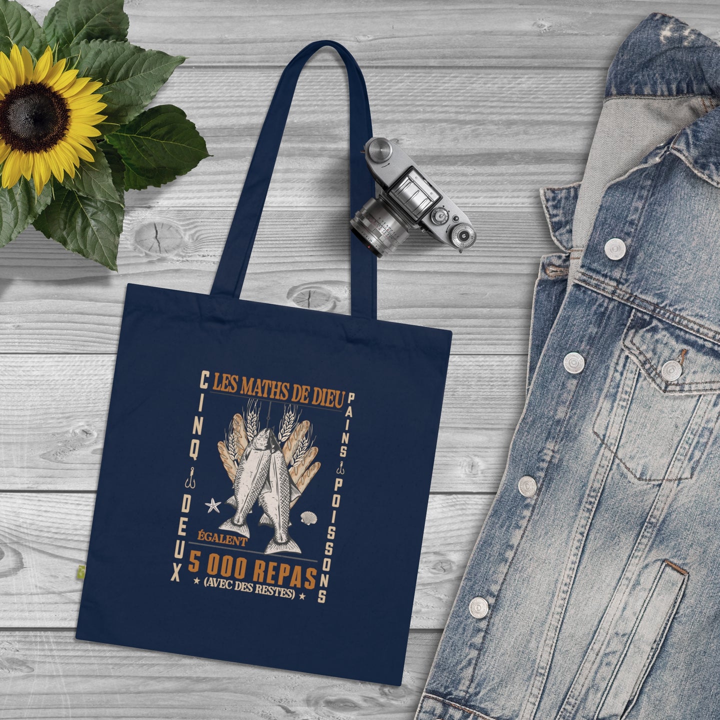 Tote bag bleu marine en coton biologique orné d'une illustration sur le thème des pains et poissons.