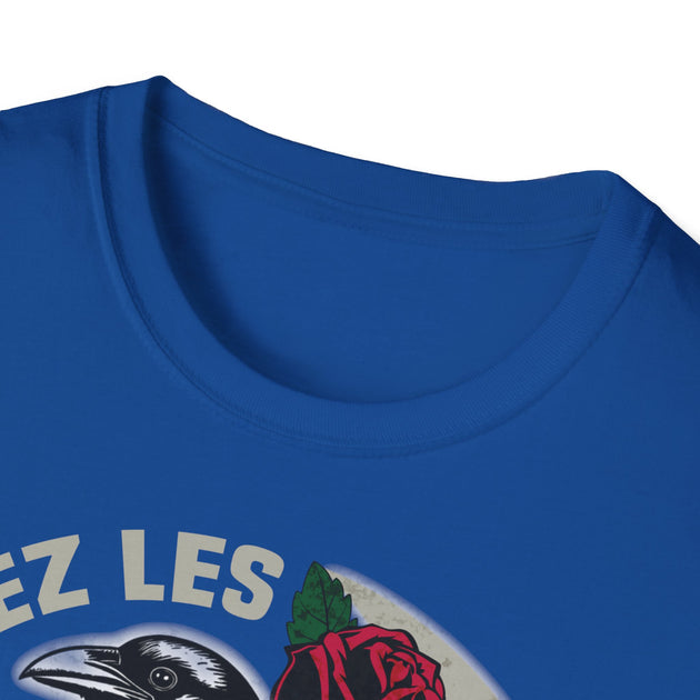 T-shirt bleu à col rond avec un motif vintage de corbeau et de rose.