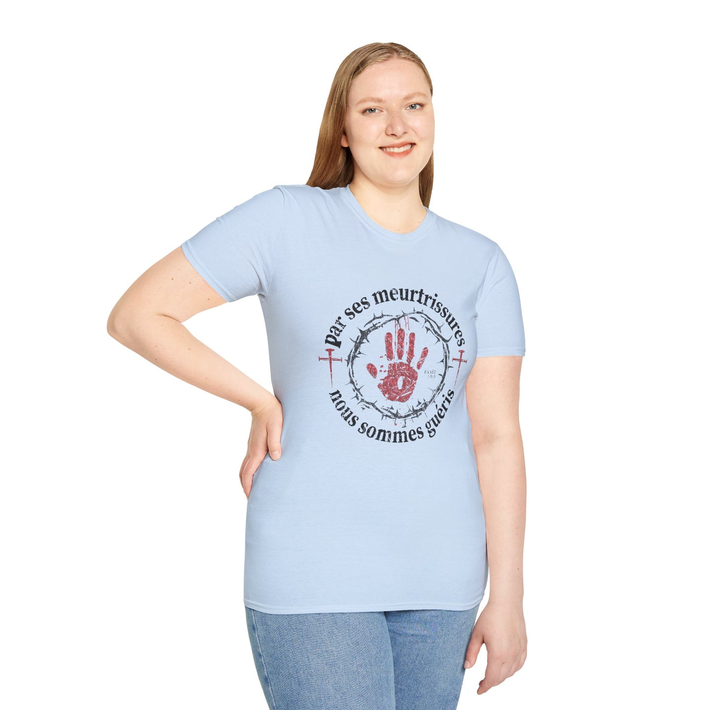 Une femme porte un t-shirt bleu clair avec une inscription religieuse et une empreinte de main.