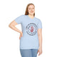 Une femme porte un t-shirt bleu clair avec une inscription religieuse et une empreinte de main.