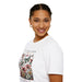 Femme portant un t-shirt blanc avec un imprimé floral et papillons et le texte Il fait toute chose.