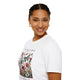 Femme portant un t-shirt blanc avec un imprimé floral et papillons et le texte Il fait toute chose.