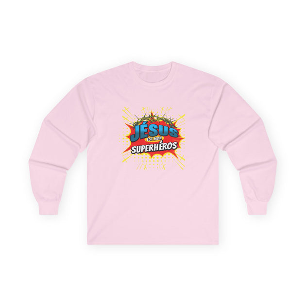 T-shirt rose à manches longues avec le texte Jésus est mon superhéros et une couronne d'épines.