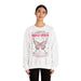 Une femme porte un sweat-shirt blanc avec un papillon et un texte biblique en français.