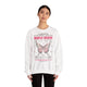 Une femme porte un sweat-shirt blanc avec un papillon et un texte biblique en français.