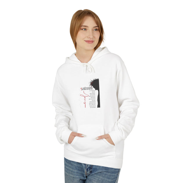 Femme portant le sweat à capuche blanc Jésus est mon Dieu avec illustration artistique chrétienne.