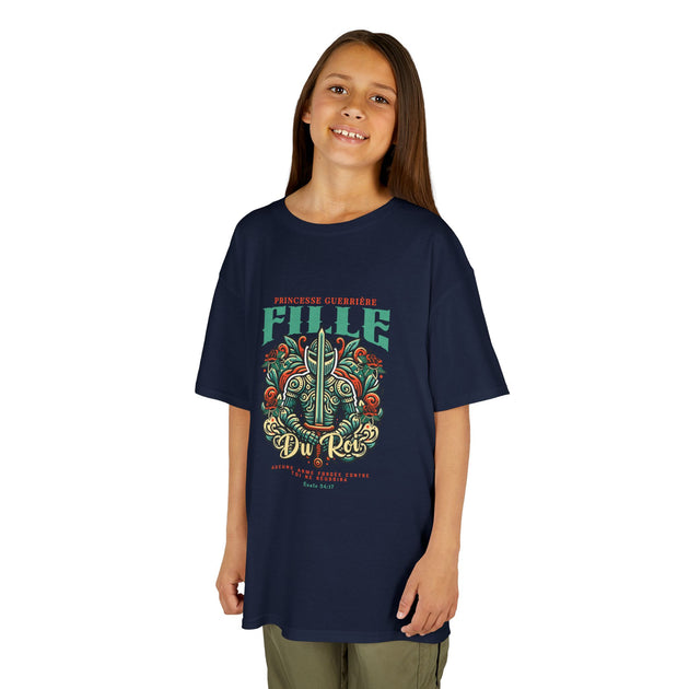 Une jeune fille porte un t-shirt bleu marine avec une illustration de chevalier et du texte.