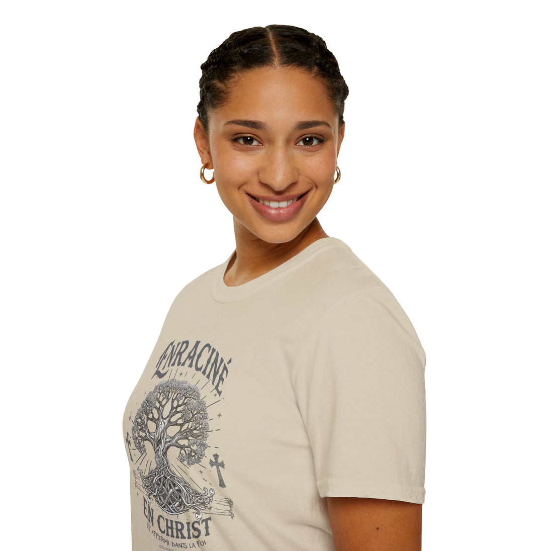Une femme porte un t-shirt beige en coton avec une illustration d'arbre et le texte Enraciné en Christ.