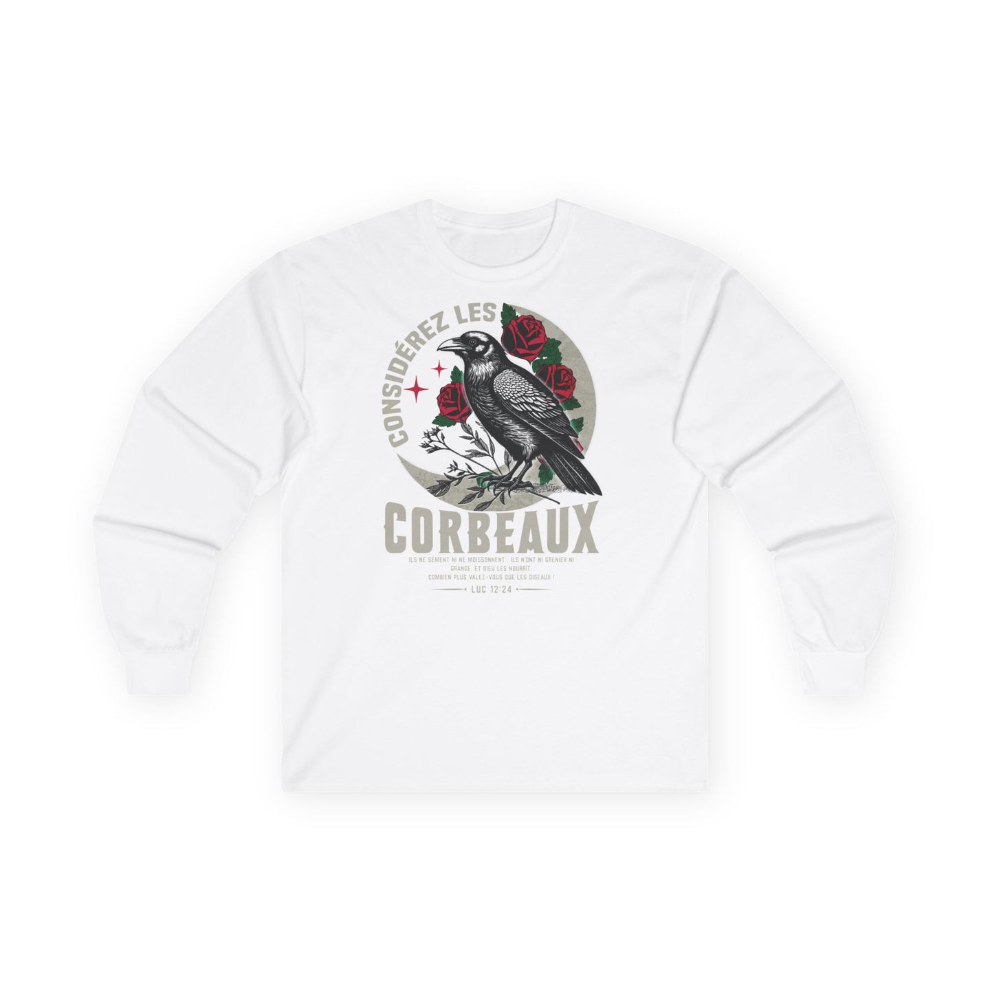 T-shirt blanc à manches longues avec une illustration de corbeau, de roses et un texte biblique.