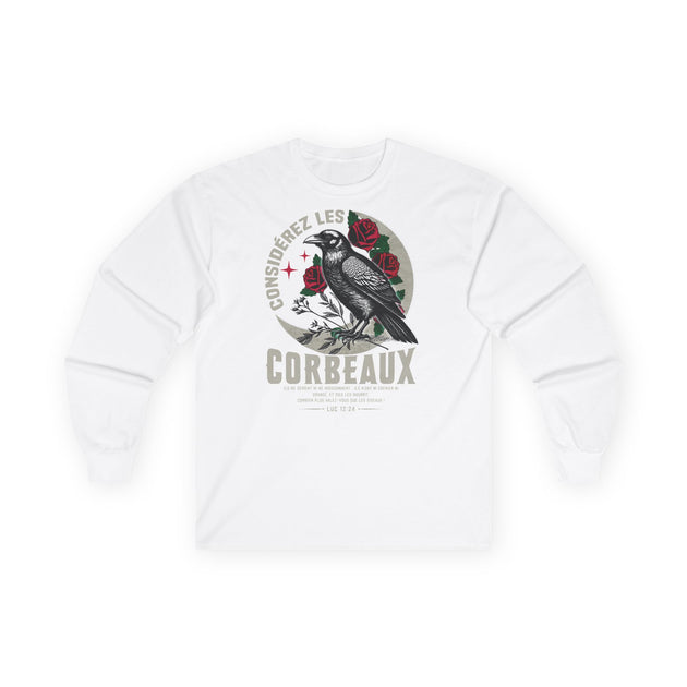 T-shirt blanc à manches longues avec une illustration de corbeau, de roses et un texte biblique.