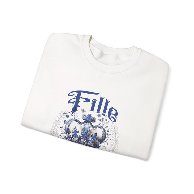 Sweat-shirt blanc plié avec l'inscription Fille et une couronne bleue imprimée au centre.