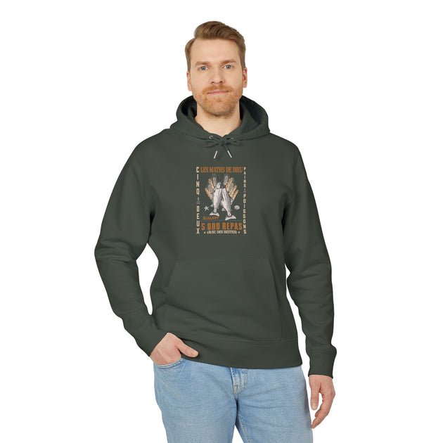 Un homme porte un sweat à capuche vert foncé avec une illustration chrétienne sur la poitrine.