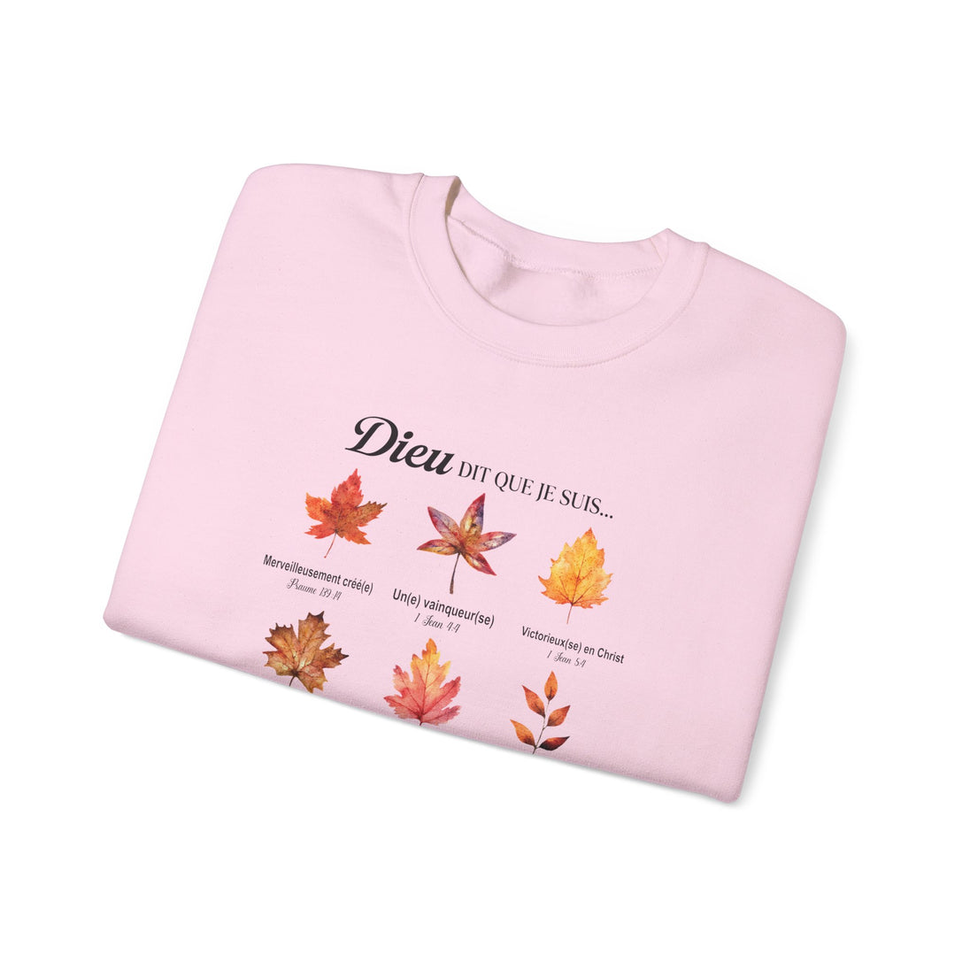 Sweatshirt rose pâle plié avec des illustrations de feuilles et des versets bibliques imprimés.