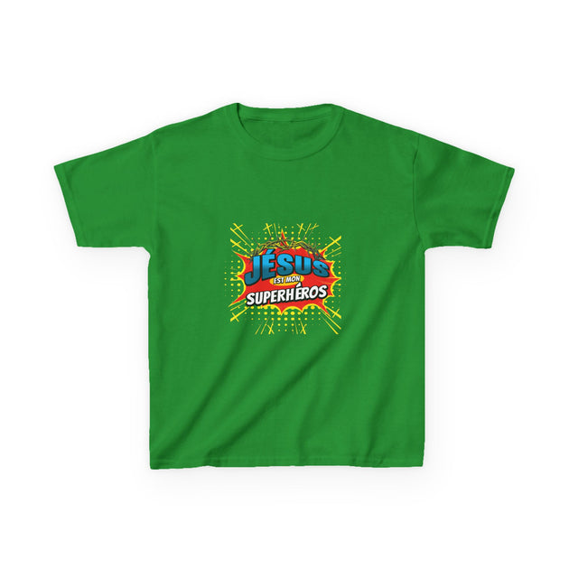 T-shirt vert pour enfant avec l'inscription Jésus est mon superhéros dans un style bande dessinée.