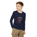 Un enfant porte un t-shirt bleu marine à manches longues avec un motif religieux sur la poitrine.