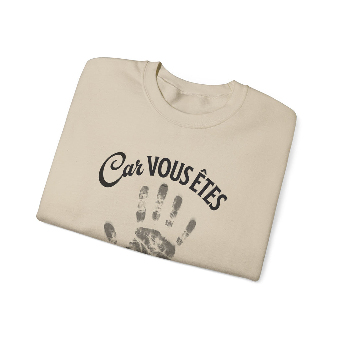 Sweat-shirt beige plié avec l'inscription Car vous êtes et une empreinte de main noire.