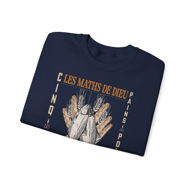 Sweat-shirt bleu marine plié avec une illustration de poissons et de pains et le texte Les Maths de Dieu.