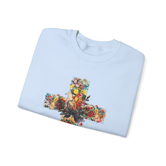 Sweat-shirt bleu clair plié avec une illustration de colombe et de fleurs en forme de croix.