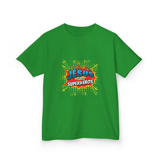 T-shirt vert pour enfant avec une illustration colorée de style bande dessinée.
