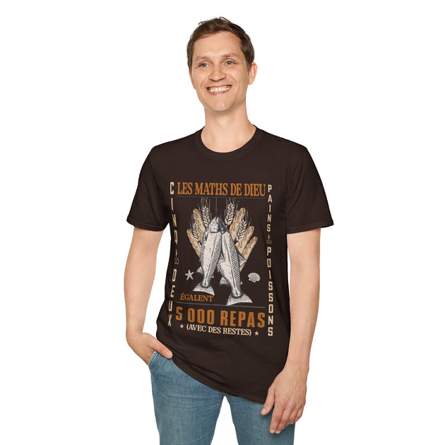 Un homme porte un t-shirt marron illustré de pains et de poissons avec le texte Les Maths de Dieu.