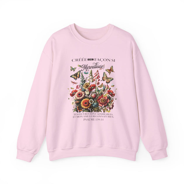 Sweat-shirt rose pâle pour femme orné d'un bouquet de fleurs, de papillons et d'un verset biblique.