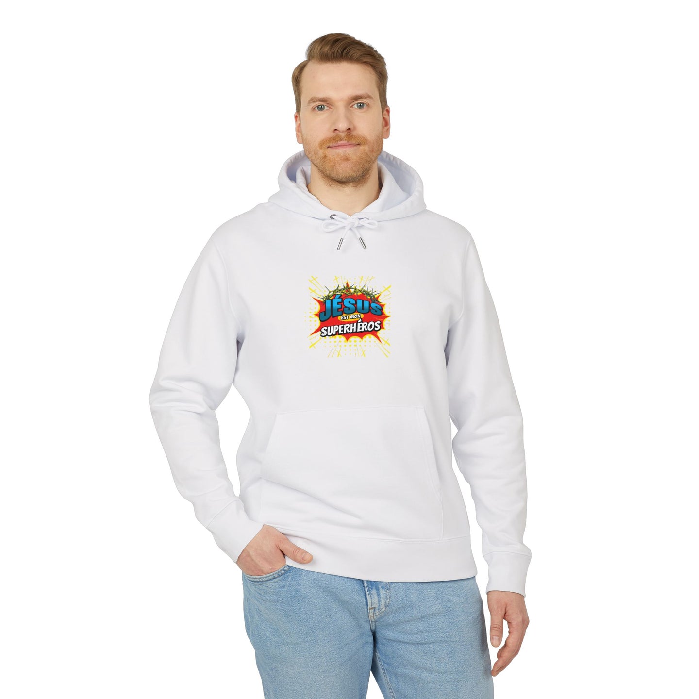 Un homme porte un sweat à capuche blanc avec l'inscription Jésus est mon superhéros.