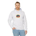 Un homme porte un sweat à capuche blanc avec l'inscription Jésus est mon superhéros.