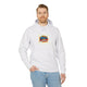 Un homme porte un sweat à capuche blanc avec l'inscription Jésus est mon superhéros.